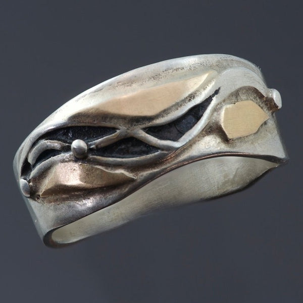 silver band with gold accents, oxidized in the recessed parts of the waves with 3 dots